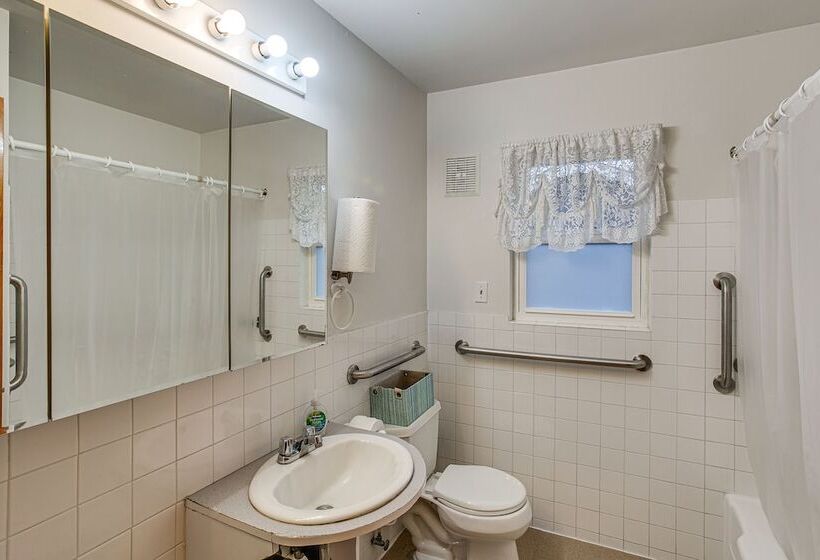 Spacious Lakewood Home   10 Mi To Downtown Tacoma!