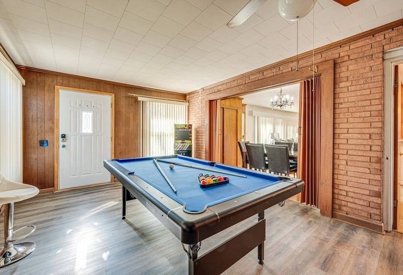 Spacious Lexington Abode W/ Pool Table & Fireplace