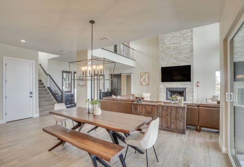 Spacious Utah Escape W/ Balcony & Mountain Views!