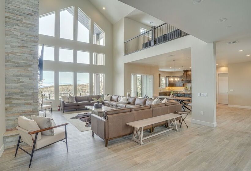 Spacious Utah Escape W/ Balcony & Mountain Views!