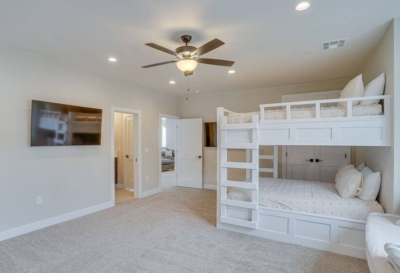 Spacious Utah Escape W/ Balcony & Mountain Views!