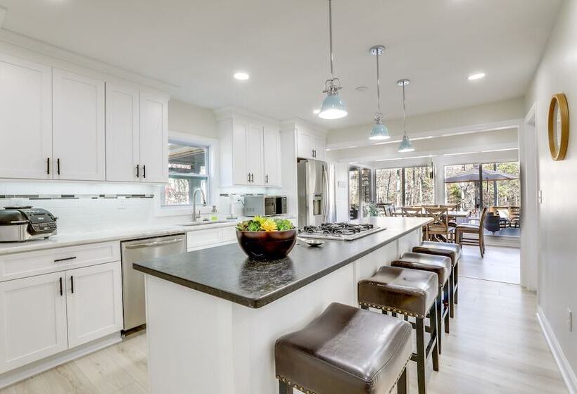 Stylish Marietta Home W/ Deck   Near Truist Park!