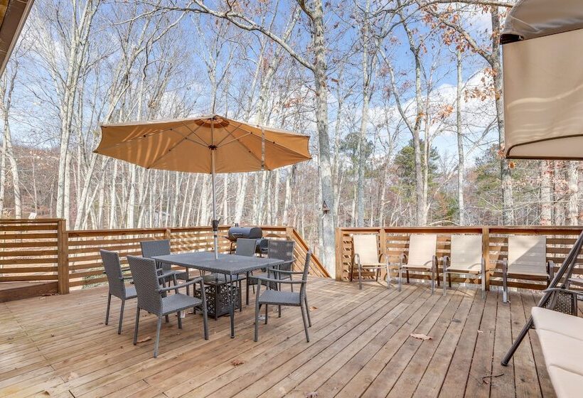 Stylish Marietta Home W/ Deck   Near Truist Park!