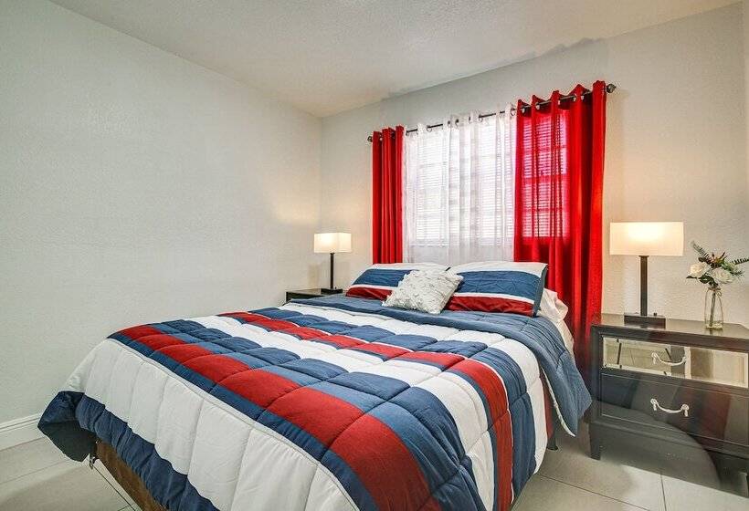 Sun Soaked Home W/ Pool In Lauderdale Lakes!