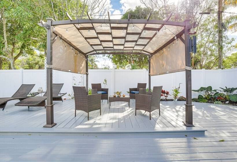 Sun Soaked Home W/ Pool In Lauderdale Lakes!