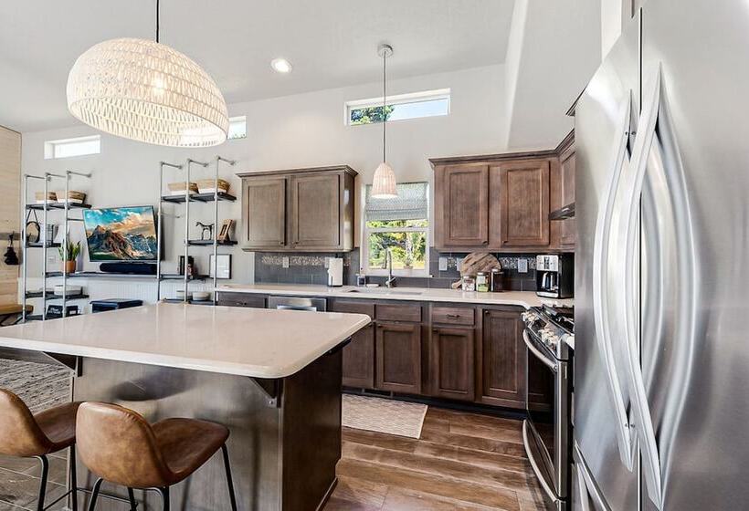 Sweet Seaview Home: Near Beach & Trailhead!