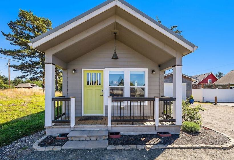 Sweet Seaview Home: Near Beach & Trailhead!