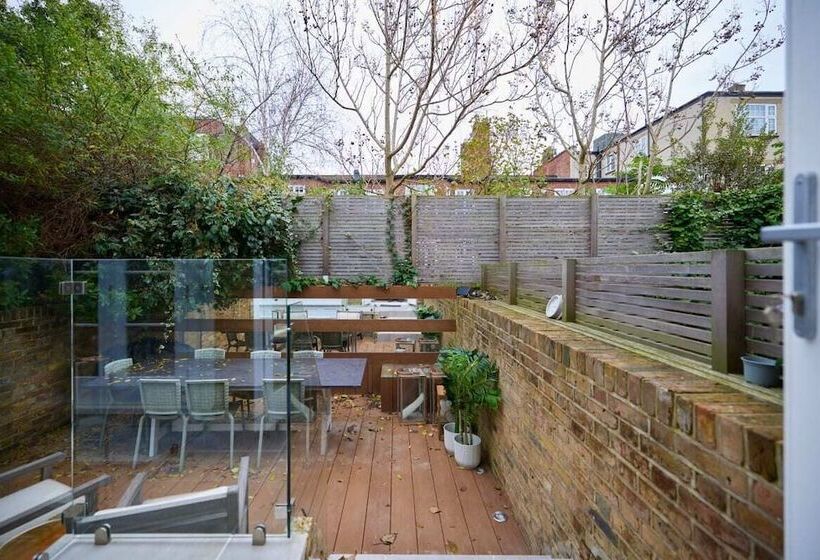 The St. Lukes Garden Place   Spacious 4bdr House With Garden And Terrace