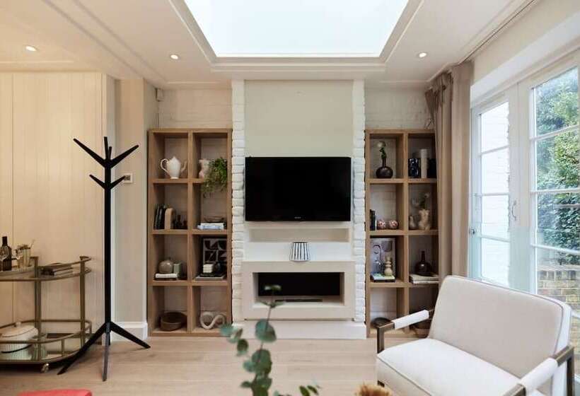 The St. Lukes Garden Place   Spacious 4bdr House With Garden And Terrace