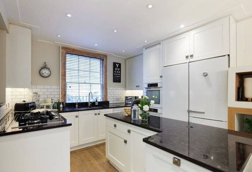 The St. Lukes Garden Place   Spacious 4bdr House With Garden And Terrace