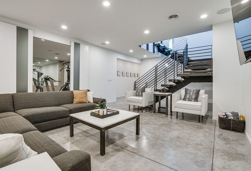 Wisconsin Home W/ Infinity Pool, Hot Tub & Deck!