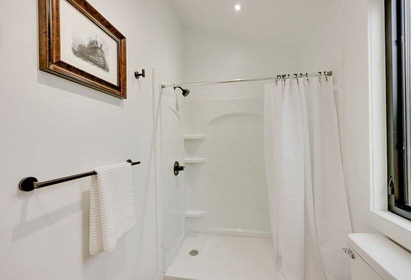 Broken Bow Tiny Home Cabin: Fire Pit, Hot Tub!