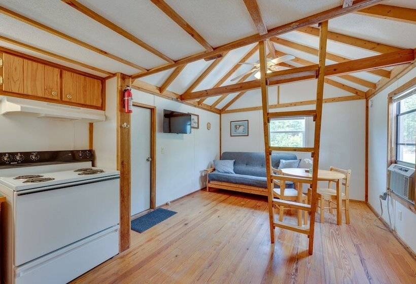 Buena Vista Cabin: Tranquil Haven Near Town Square