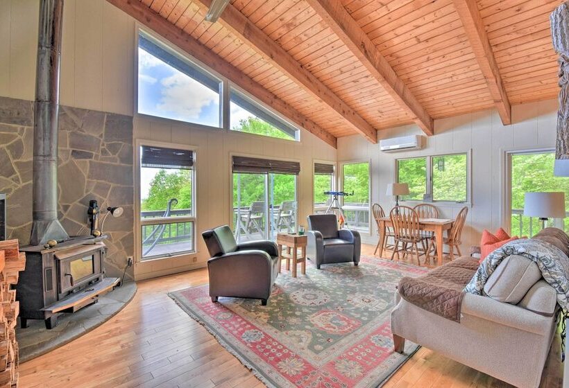 Cabin W/ Balcony & Mtn Views Near Sky Valley!
