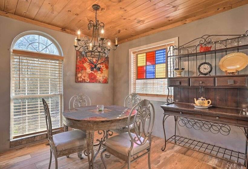 Charming Escape W/ Fire Pit In Summerville!