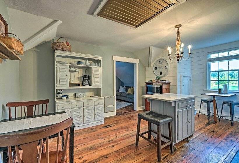 Charming Newnan Carriage House On 95 Acres!