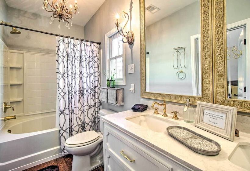 Chic Thomas Square Home In Walkable Location!