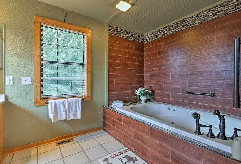 Pool, Hot Tub & Mountain Views: Cleveland Cabin