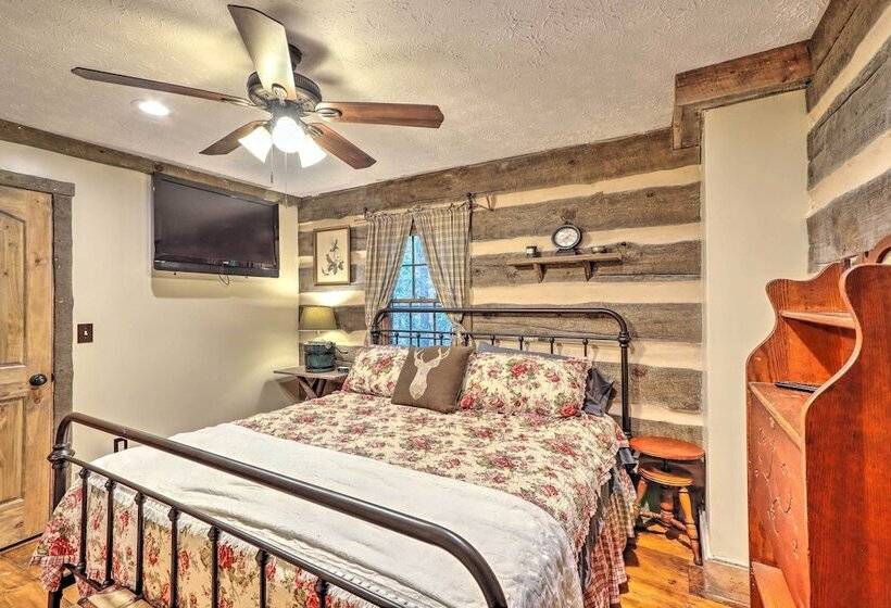 Cozy Creekside Mountain Escape W/ Hot Tub!