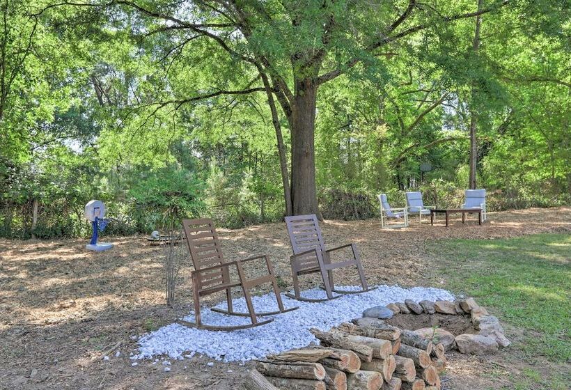 Cozy Jonesboro Abode W/ Yard   18 Mi To Dtwn!