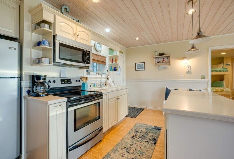 The Lighthouse: 3 Acre Port Orford Oceanfront Home
