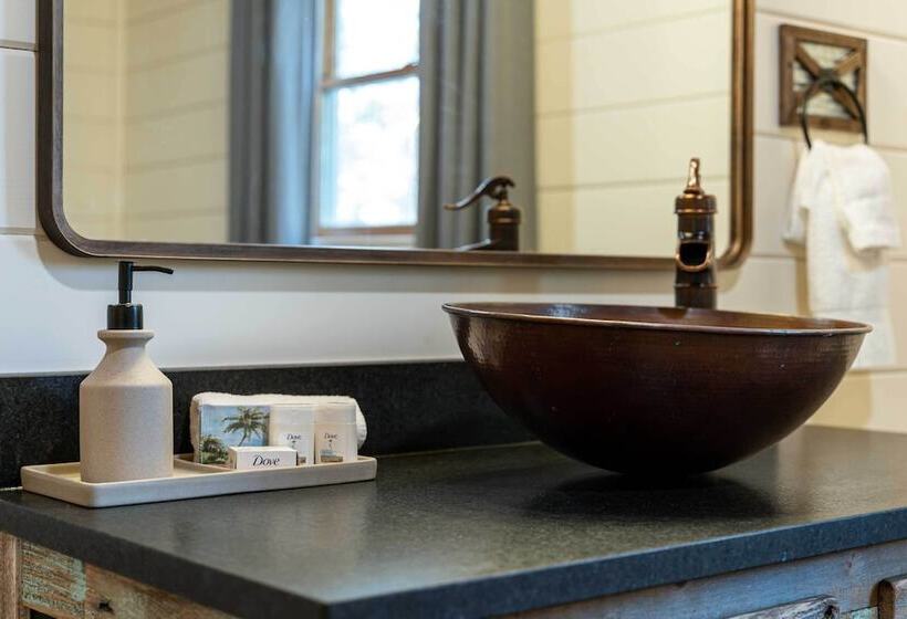 Ellijay Escape W/ Game Room, Hot Tub & Fire Pit