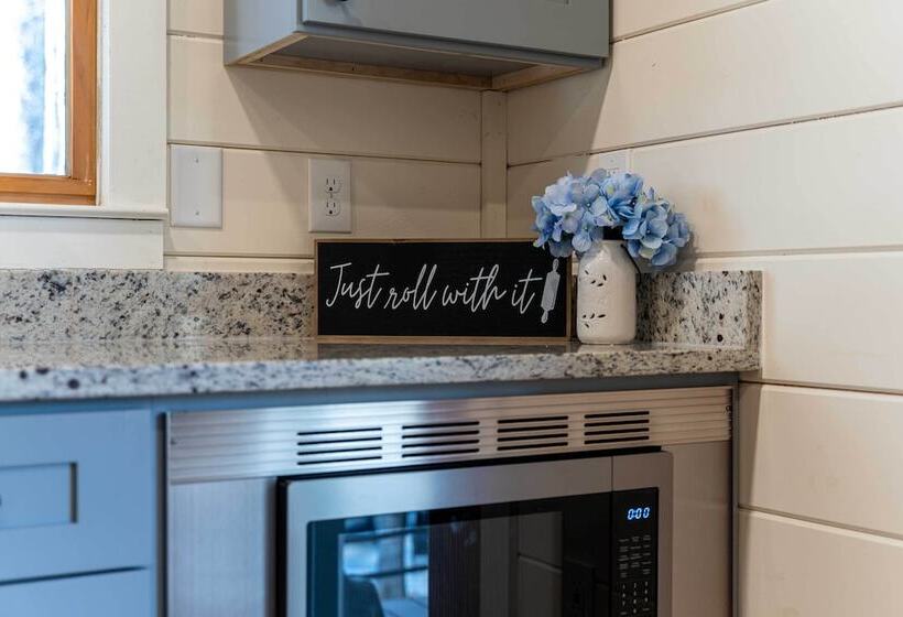 Ellijay Escape W/ Game Room, Hot Tub & Fire Pit