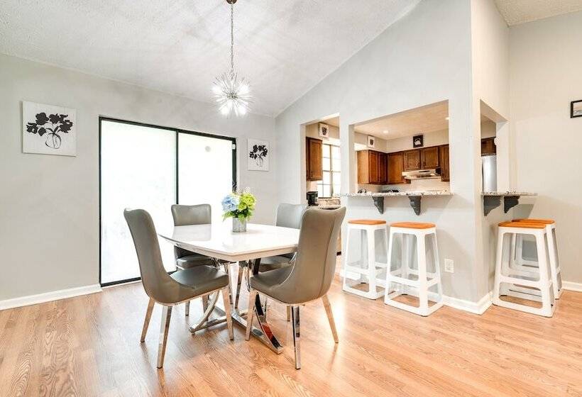 Fairburn Home W/ 2 Decks, Grill & Outdoor Dining!