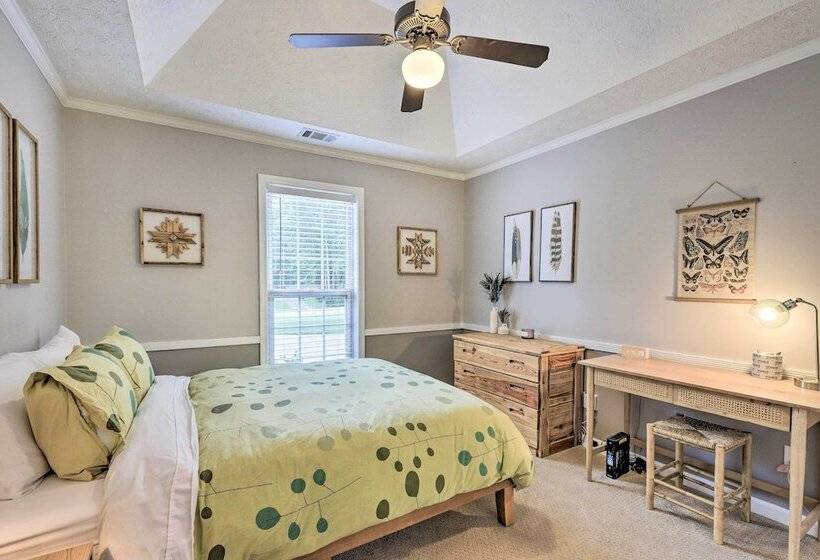 Fayetteville Retreat W/ Hot Tub & Fenced Yard