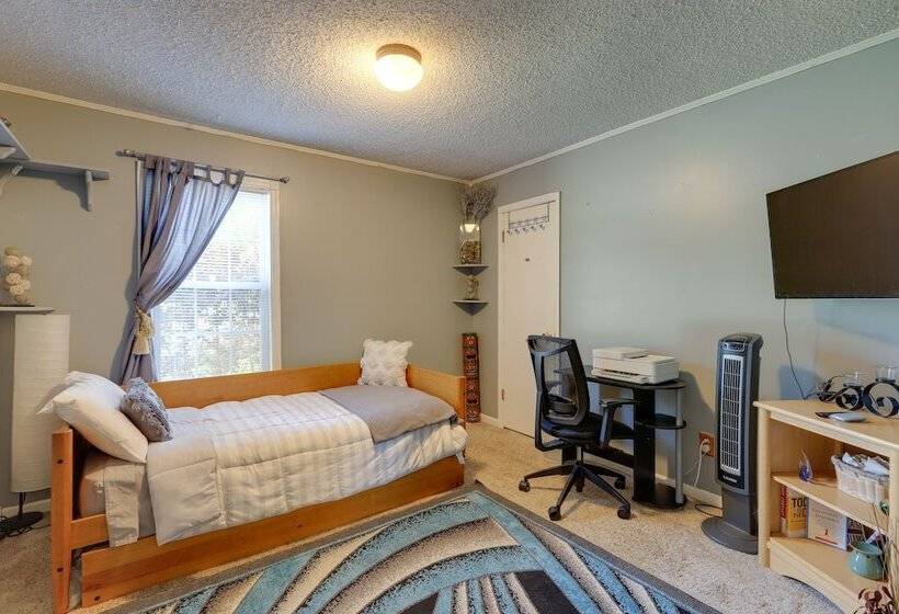 Jonesboro Home W/ Screened In Porch & Fire Pit!