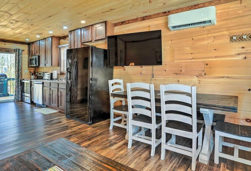 10 Mi To Drive In: Lakefront Trenton Cabin!