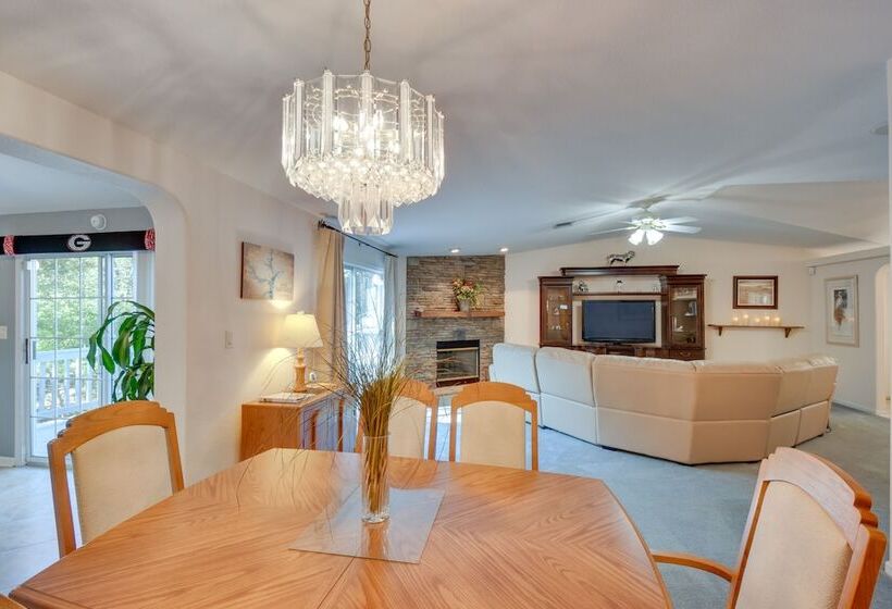 Lovely Lake Hartwell Retreat With Dock & Grill!