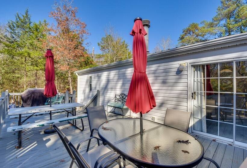 Lovely Lake Hartwell Retreat With Dock & Grill!