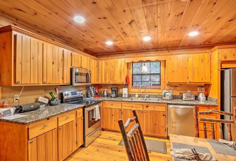 Luxe Fightingtown Creek Cabin: 2 King Suites & Spa