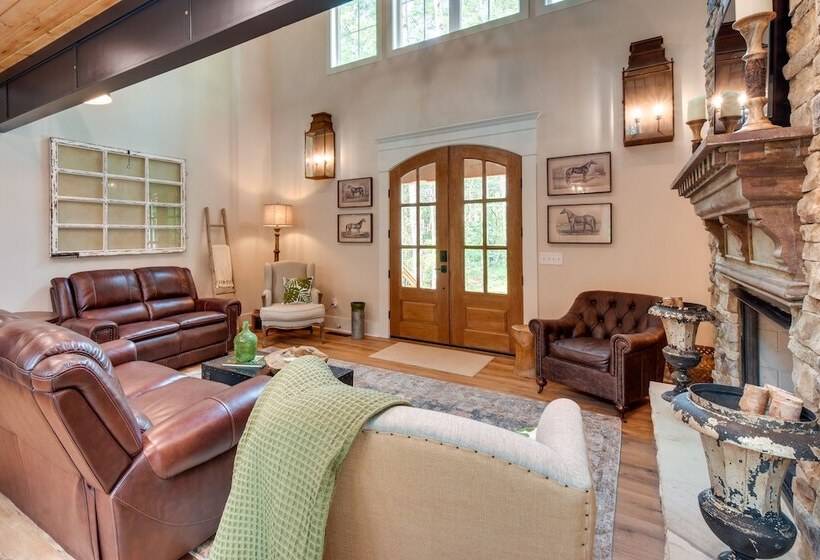 Luxurious Clarkesville Cabin W/ Decks & Fire Pit