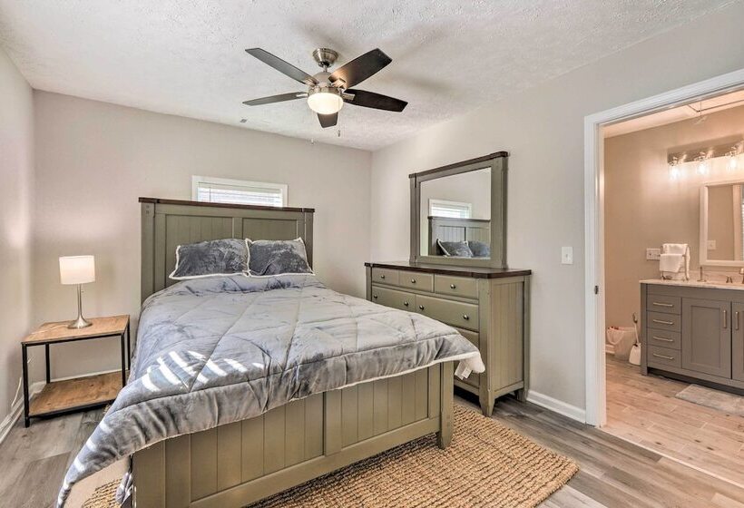 Modern Carrollton Home W/ Deck   Pets Welcome