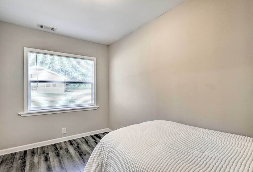 Modern Carrollton Home W/ Deck   Pets Welcome