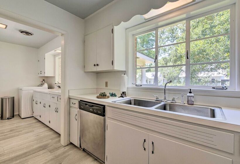 Ocean Springs Home   Walk To Beach & Downtown!