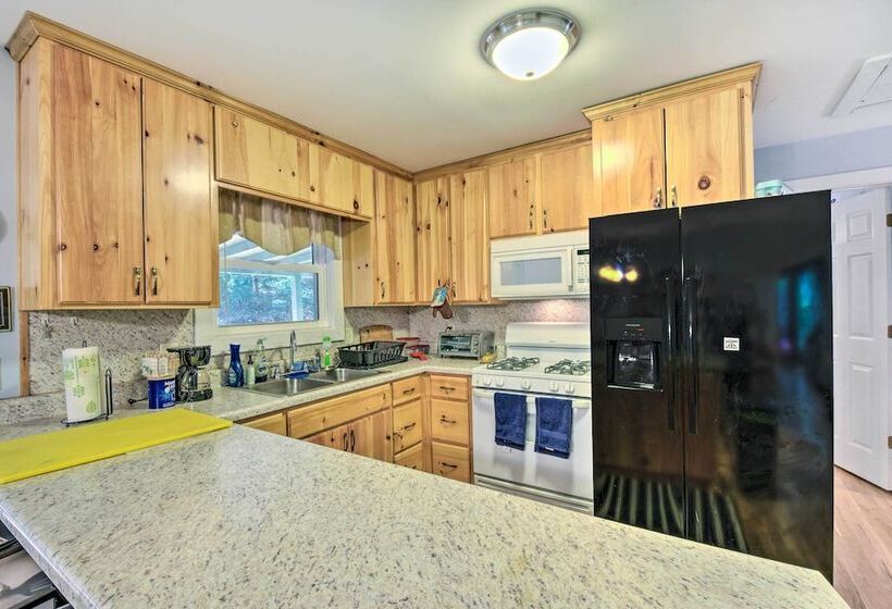Peaceful Lake Hartwell Hideaway W/ Boat Dock!