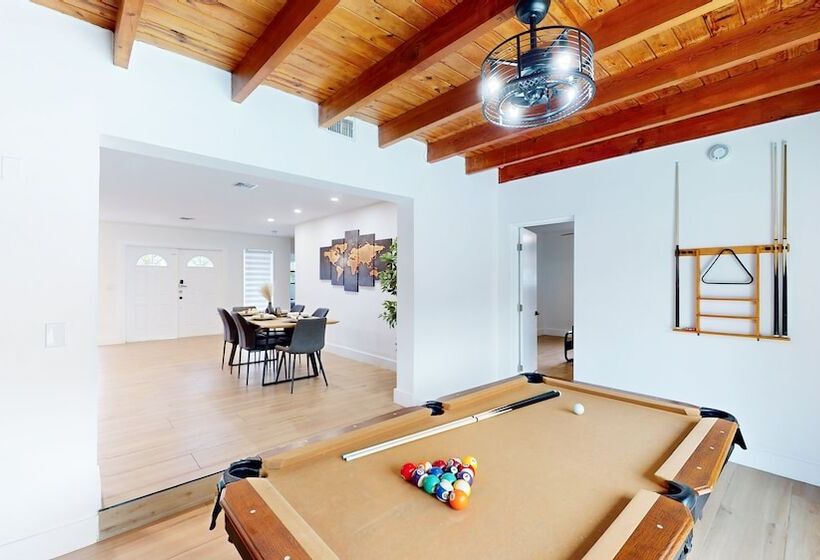 پانسیون Villa Camila 5br Luxury Home With Pool