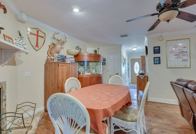 Pet Friendly Freeport Home   2 Mi To Beach!