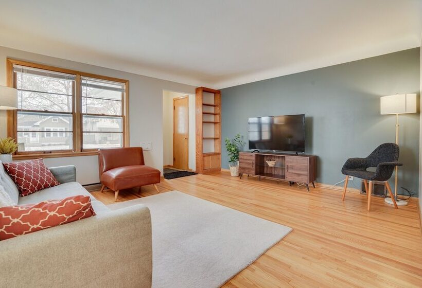 Quaint Duplex Home ~ 4 Mi To Downtown Minneapolis