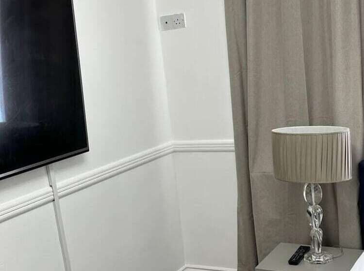 اقامتگاه Beautiful 4 Bed House In Billericay