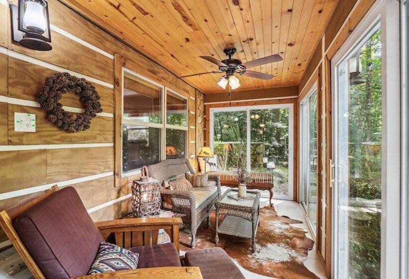 Drifting Feather  Mountain Cabin: Waterfront Deck