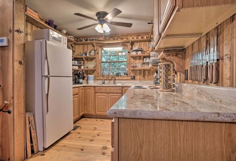 Seed Lake Home On 14 Acres W/ Boat Dock + Kayaks!