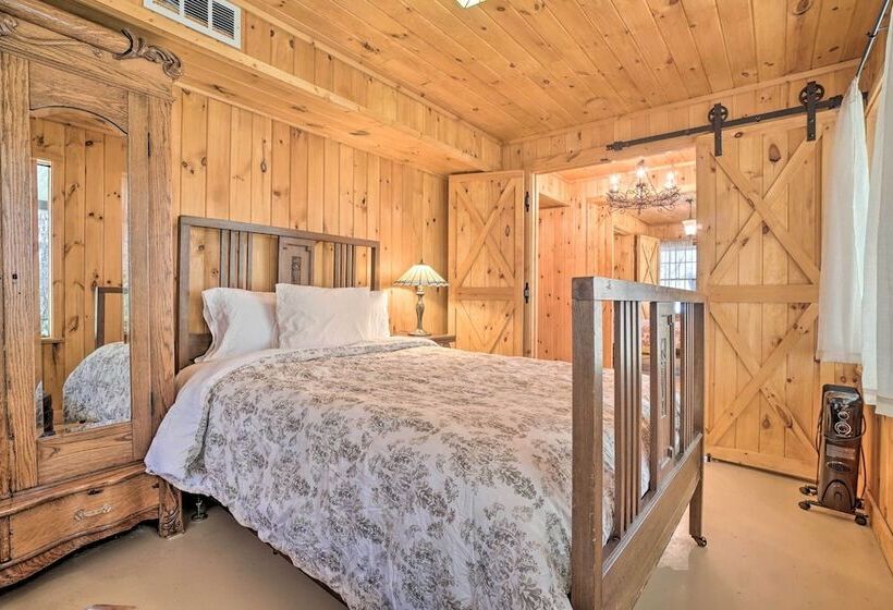 Seed Lake Home On 14 Acres W/ Boat Dock + Kayaks!