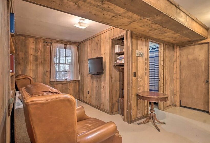 Seed Lake Home On 14 Acres W/ Boat Dock + Kayaks!