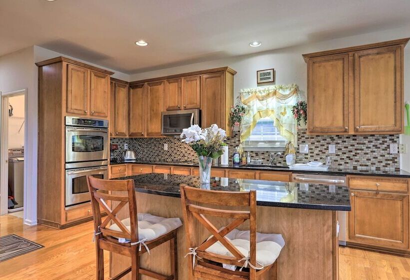 Spacious Atlanta Home W/ Deck & Seasonal Pool!