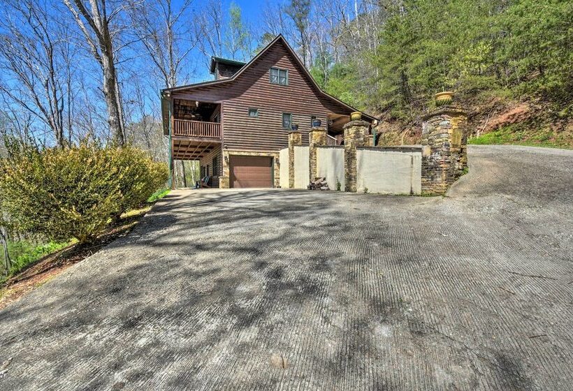 Spacious Hiawassee Cabin W/ Porch & Mtn View!