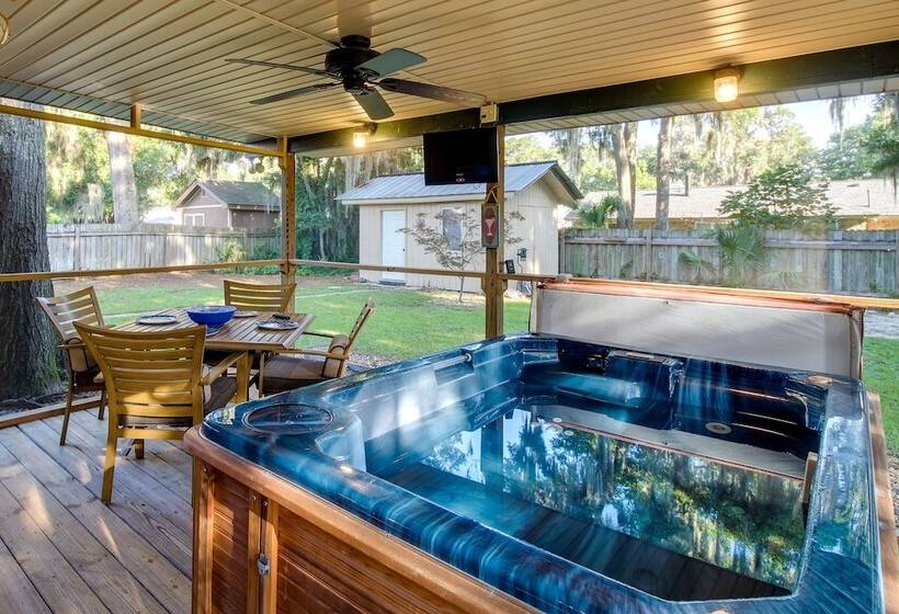 Sunny Savannah Home W/ Hot Tub ~ 10 Mi To Downtown